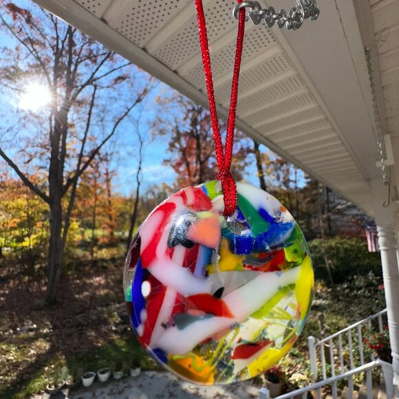 #9578 ROUND FUSED GLASS 2 1/4” ROUND MULTI COLOR ORNEMENT OR SUNCATCHER - Picture 4 of 8